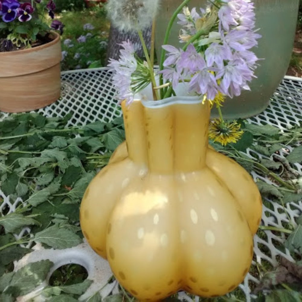 Satin glass vase with rain drop markings